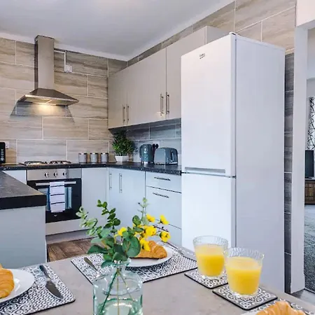 Charming And Modern 3br Steps Away From Center Йорк