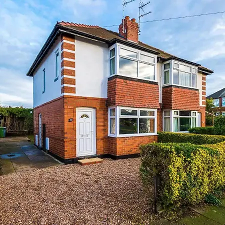 Charming And Modern 3br Steps Away From Center * Йорк