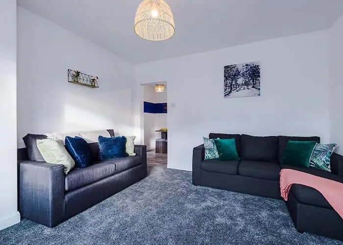 Charming And Modern 3br Steps Away From Center *