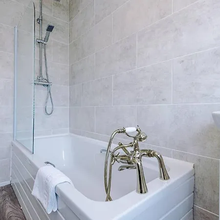 Charming And Modern 3br Steps Away From Center בית נופש