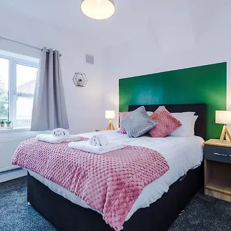 Charming And Modern 3br Steps Away From Center *
