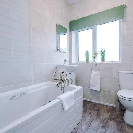 בית נופש Charming And Modern 3br Steps Away From Center יורק