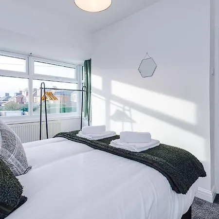 בית נופש Charming And Modern 3br Steps Away From Center