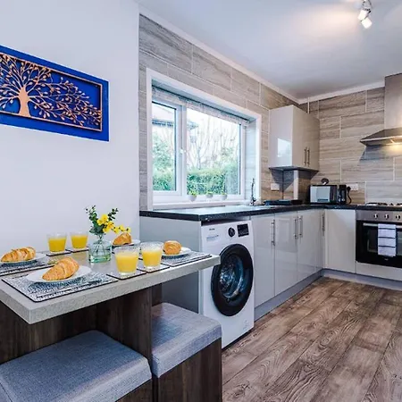 Charming And Modern 3br Steps Away From Center *