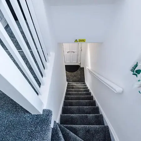 Charming And Modern 3br Steps Away From Center