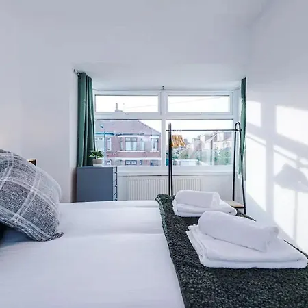 Charming And Modern 3br Steps Away From Center Ferienhaus *