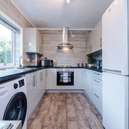 Charming And Modern 3br Steps Away From Center * יורק