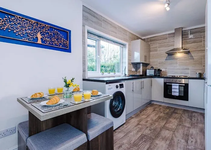 Charming And Modern 3br Steps Away From Center *