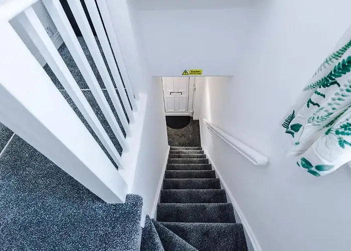 Charming And Modern 3br Steps Away From Center